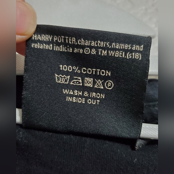 The Harry Potter Shop Hufflepuff Crewneck Graphic Tee Shirt Men's Size Large - Picture 5 of 5